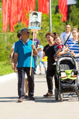 Shymkent, Kazakistan 9 Mayıs 2017: Ölümsüz alayı. Halk festivaller insan. Büyük Vatanseverlik Savaşı 1941-1945, Kızıl Ordu ve Sovyet halkının Zafer Bayramı.