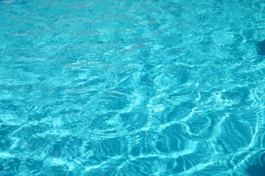 mavi su havuzu arka planda