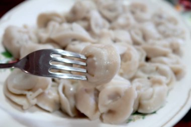 Bir tabakta yemek köfte