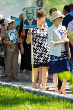 Shymkent, Kazakistan 9 Mayıs 2017: Ölümsüz alayı. Halk festivaller insan. Büyük Vatanseverlik Savaşı 1941-1945, Kızıl Ordu ve Sovyet halkının Zafer Bayramı.