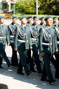Petropavlovsk 7 Mayıs 2016: Resmi tatil. Defender'ı vatan günün Kazakistan'da 7 Mayıs kutladı. Asker ve askeri. Toplu kutlamalar insanlar.