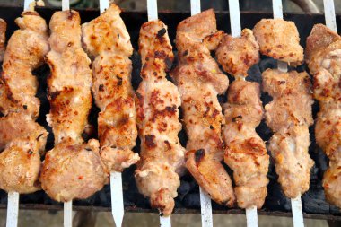 Kömüre pişmiş et şiş şiş üzerinde