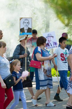 Shymkent, Kazakistan 9 Mayıs 2017: Ölümsüz alayı. Halk festivaller insan. Büyük Vatanseverlik Savaşı 1941-1945, Kızıl Ordu ve Sovyet halkının Zafer Bayramı.