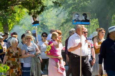 Shymkent, Kazakistan 9 Mayıs 2017: Ölümsüz alayı. Halk festivaller insan. Büyük Vatanseverlik Savaşı 1941-1945, Kızıl Ordu ve Sovyet halkının Zafer Bayramı.