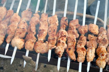 Kömüre pişmiş et şiş şiş üzerinde