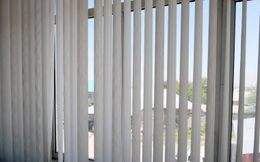 Pencere görünümünden dikey güneşlikler