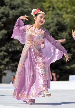 Shymkent, Kazakistan - 1 Mayıs 2017: Şarkıcı ve ulusal kostümleri dansçılar. 1 Mayıs Kazakistan halkının birlik gün işaretler