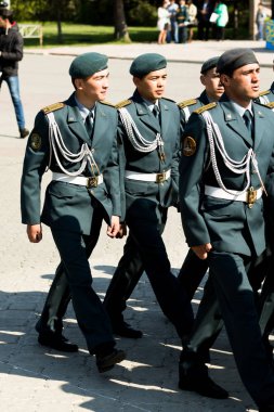 Petropavlovsk 7 Mayıs 2016: Resmi tatil. Defender'ı vatan günün Kazakistan'da 7 Mayıs kutladı. Asker ve askeri. Toplu kutlamalar insanlar.