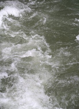 Nehir dağlarda, erken bahar