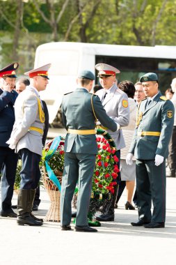 Petropavlovsk 7 Mayıs 2016: Resmi tatil. Defender'ı vatan günün Kazakistan'da 7 Mayıs kutladı. Asker ve askeri. Toplu kutlamalar insanlar.