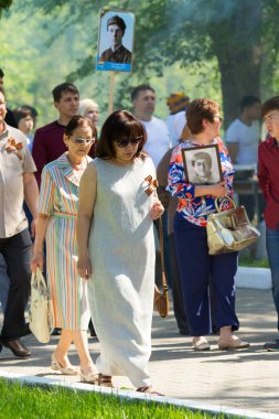 Shymkent, Kazakistan 9 Mayıs 2017: Ölümsüz alayı. Halk festivaller insan. Büyük Vatanseverlik Savaşı 1941-1945, Kızıl Ordu ve Sovyet halkının Zafer Bayramı.