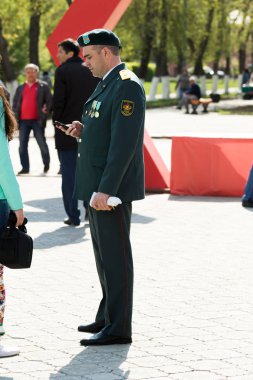 Petropavlovsk 7 Mayıs 2016: Resmi tatil. Defender'ı vatan günün Kazakistan'da 7 Mayıs kutladı. Asker ve askeri. Toplu kutlamalar insanlar.