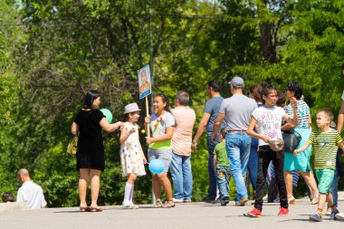 Shymkent, Kazakistan 9 Mayıs 2017: Ölümsüz alayı. Halk festivaller insan. Büyük Vatanseverlik Savaşı 1941-1945, Kızıl Ordu ve Sovyet halkının Zafer Bayramı.