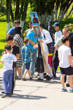 Shymkent, Kazakistan 9 Mayıs 2017: Ölümsüz alayı. Halk festivaller insan. Büyük Vatanseverlik Savaşı 1941-1945, Kızıl Ordu ve Sovyet halkının Zafer Bayramı.