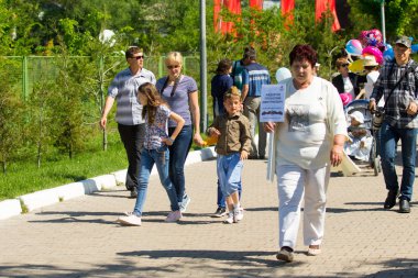 Shymkent, Kazakistan 9 Mayıs 2017: Ölümsüz alayı. Halk festivaller insan. Büyük Vatanseverlik Savaşı 1941-1945, Kızıl Ordu ve Sovyet halkının Zafer Bayramı.