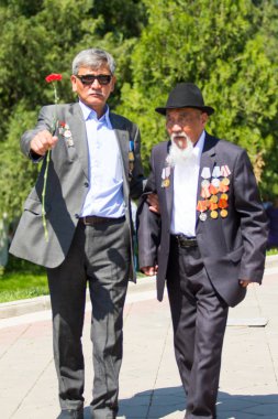 Shymkent, Kazakistan 9 Mayıs 2017: Ölümsüz alayı. Halk festivaller insan. Büyük Vatanseverlik Savaşı 1941-1945, Kızıl Ordu ve Sovyet halkının Zafer Bayramı.