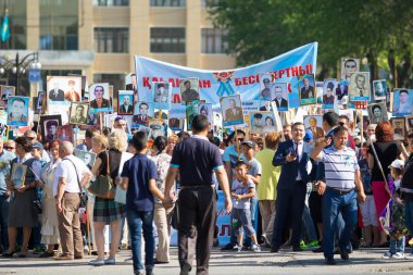 Shymkent, Kazakistan 9 Mayıs 2017: Ölümsüz alayı. Halk festivaller insan. Büyük Vatanseverlik Savaşı 1941-1945, Kızıl Ordu ve Sovyet halkının Zafer Bayramı.