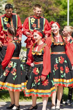 Shymkent, Kazakistan - 1 Mayıs 2017: Şarkıcı ve ulusal kostümleri dansçılar. 1 Mayıs Kazakistan halkının birlik gün işaretler