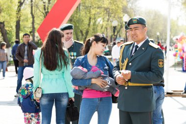 Petropavlovsk 7 Mayıs 2016: Resmi tatil. Defender'ı vatan günün Kazakistan'da 7 Mayıs kutladı. Asker ve askeri. Toplu kutlamalar insanlar.