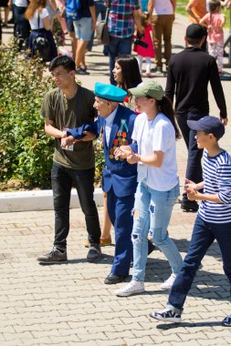 Shymkent, Kazakistan 9 Mayıs 2017: Ölümsüz alayı. Halk festivaller insan. Büyük Vatanseverlik Savaşı 1941-1945, Kızıl Ordu ve Sovyet halkının Zafer Bayramı.
