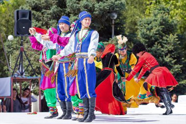 Shymkent, Kazakistan - 1 Mayıs 2017: Kazakistan halklarının Ulusal kostümleri dansçılar. 1 Mayıs Kazakistan halkının birlik gün işaretler