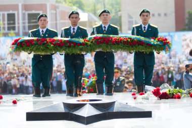 Shymkent, Kazakistan 9 Mayıs 2017: Ölümsüz alayı. Halk festivaller insan. Büyük Vatanseverlik Savaşı 1941-1945, Kızıl Ordu ve Sovyet halkının Zafer Bayramı.