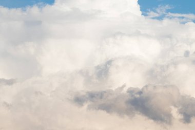 Güçlü bir şekilde kümülüs bulutlar gökyüzünde, Cumulonimbus beyaz