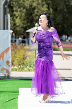 Shymkent, Kazakistan - 1 Mayıs 2017: Kazakistan şarkıları söyleyerek. 1 Mayıs Kazakistan halkının birlik gün işaretler