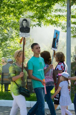 Shymkent, Kazakistan 9 Mayıs 2017: Ölümsüz alayı. Halk festivaller insan. Büyük Vatanseverlik Savaşı 1941-1945, Kızıl Ordu ve Sovyet halkının Zafer Bayramı.