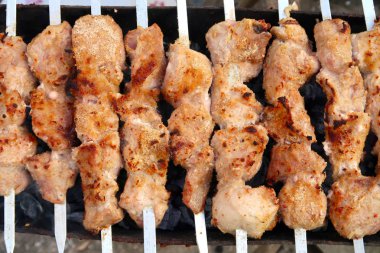 Kömüre pişmiş et şiş şiş üzerinde