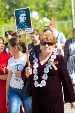 Shymkent, Kazakistan 9 Mayıs 2017: Ölümsüz alayı. Halk festivaller insan. Büyük Vatanseverlik Savaşı 1941-1945, Kızıl Ordu ve Sovyet halkının Zafer Bayramı.