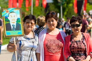 Shymkent, Kazakistan 9 Mayıs 2017: Ölümsüz alayı. Halk festivaller insan. Büyük Vatanseverlik Savaşı 1941-1945, Kızıl Ordu ve Sovyet halkının Zafer Bayramı.