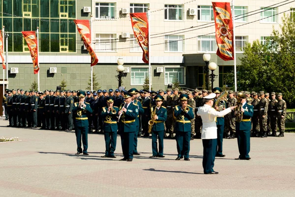 Petropavlovsk 7 Mayıs 2016: Resmi tatil. Defender'ı vatan günün Kazakistan'da 7 Mayıs kutladı. Asker ve askeri. Toplu kutlamalar insanlar.