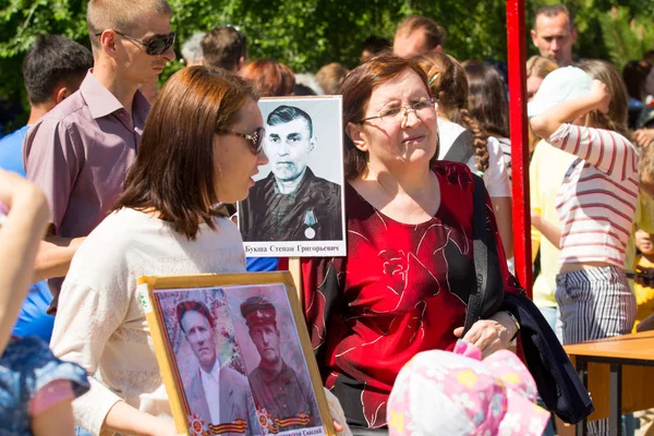 Shymkent, Kazakistan 9 Mayıs 2017: Ölümsüz alayı. Halk festivaller insan. Büyük Vatanseverlik Savaşı 1941-1945, Kızıl Ordu ve Sovyet halkının Zafer Bayramı.