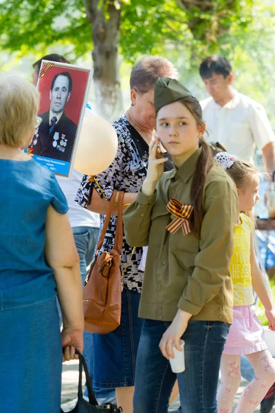 Shymkent, Kazakistan 9 Mayıs 2017: Ölümsüz alayı. Halk festivaller insan. Büyük Vatanseverlik Savaşı 1941-1945, Kızıl Ordu ve Sovyet halkının Zafer Bayramı.