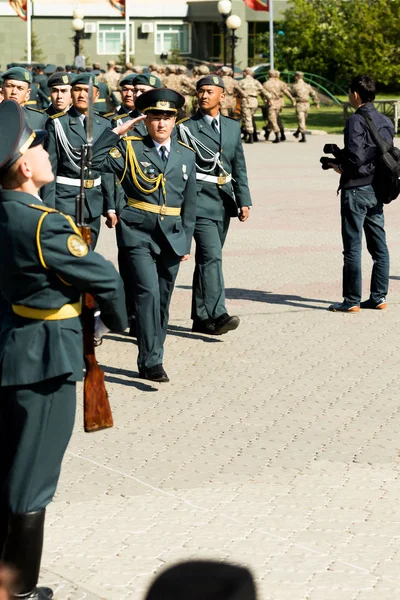 Petropavlovsk 7 Mayıs 2016: Resmi tatil. Defender'ı vatan günün Kazakistan'da 7 Mayıs kutladı. Asker ve askeri. Toplu kutlamalar insanlar.