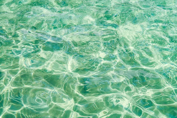 Su havuzu arka planda