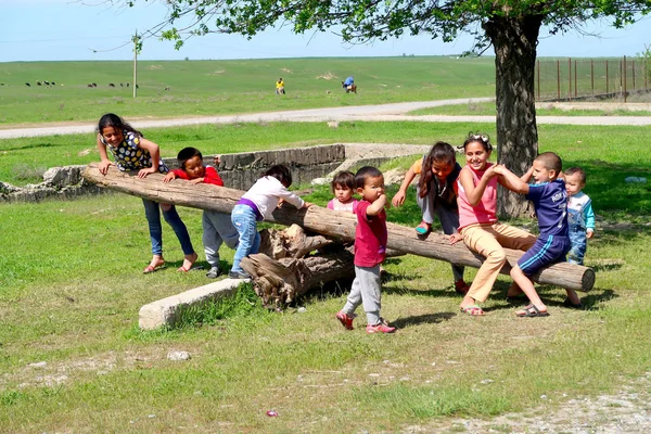 Kazajistán Shymkent Abril 2017 Balancín Basculante Los Niños Pequeños Juegan — Foto de Stock