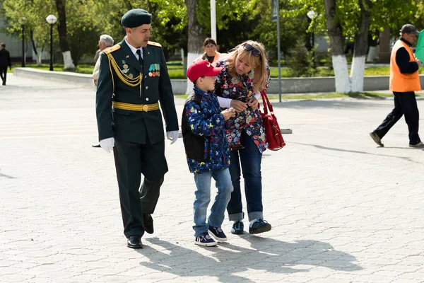 Petropavlovsk 7 Mayıs 2016: Resmi tatil. Defender'ı vatan günün Kazakistan'da 7 Mayıs kutladı. Asker ve askeri. Toplu kutlamalar insanlar.