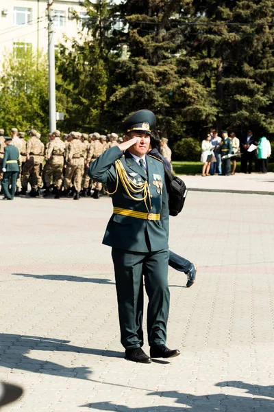 Petropavlovsk 7 Mayıs 2016: Resmi tatil. Defender'ı vatan günün Kazakistan'da 7 Mayıs kutladı. Asker ve askeri. Toplu kutlamalar insanlar.