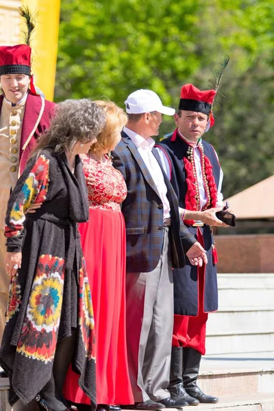 Shymkent, Kazakistan - 1 Mayıs 2017: Kazakistan halklarının Ulusal kostümleri dansçılar. 1 Mayıs Kazakistan halkının birlik gün işaretler