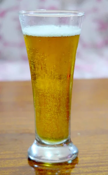 Szklanka Piwa Kroplami — Zdjęcie stockowe
