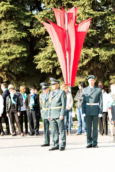 Petropavlovsk 7 Mayıs 2016: Resmi tatil. Defender'ı vatan günün Kazakistan'da 7 Mayıs kutladı. Asker ve askeri. Toplu kutlamalar insanlar.