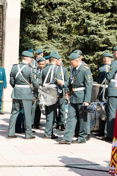 ペトロパブロフスク 2016 日祖国の擁護者は カザフスタンで 日に祝われます 兵士や軍 大量のお祝いの人々 — ストック写真