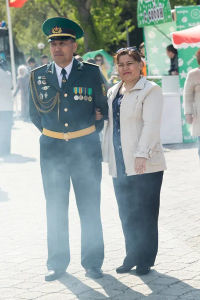 Petropavlovsk 7 Mayıs 2016: Resmi tatil. Defender'ı vatan günün Kazakistan'da 7 Mayıs kutladı. Asker ve askeri. Toplu kutlamalar insanlar.