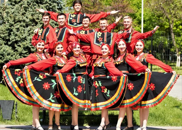 Shymkent, Kazakistan - 1 Mayıs 2017: Şarkıcı ve ulusal kostümleri dansçılar. 1 Mayıs Kazakistan halkının birlik gün işaretler
