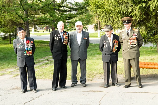 Petropavlovsk 7 Mayıs 2016: Resmi tatil. Defender'ı vatan günün Kazakistan'da 7 Mayıs kutladı. Asker ve askeri. Toplu kutlamalar insanlar.