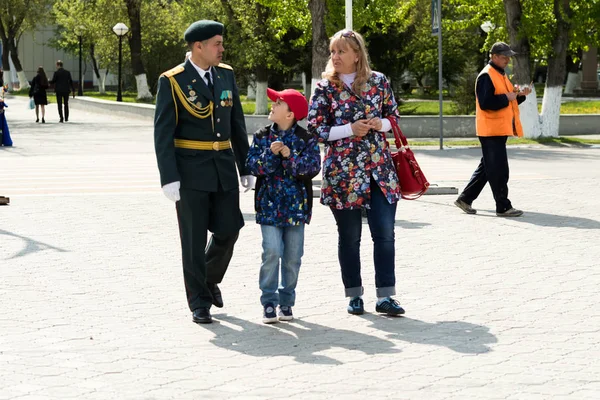 Petropavlovsk 7 Mayıs 2016: Resmi tatil. Defender'ı vatan günün Kazakistan'da 7 Mayıs kutladı. Asker ve askeri. Toplu kutlamalar insanlar.