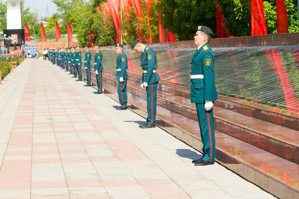 Shymkent, Kazakistan 9 Mayıs 2017: Ölümsüz alayı. Halk festivaller insan. Büyük Vatanseverlik Savaşı 1941-1945, Kızıl Ordu ve Sovyet halkının Zafer Bayramı.