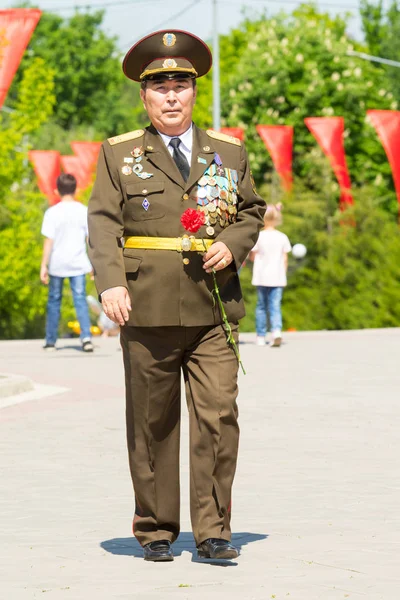 Shymkent, Kazakistan 9 Mayıs 2017: Ölümsüz alayı. Halk festivaller insan. Büyük Vatanseverlik Savaşı 1941-1945, Kızıl Ordu ve Sovyet halkının Zafer Bayramı.